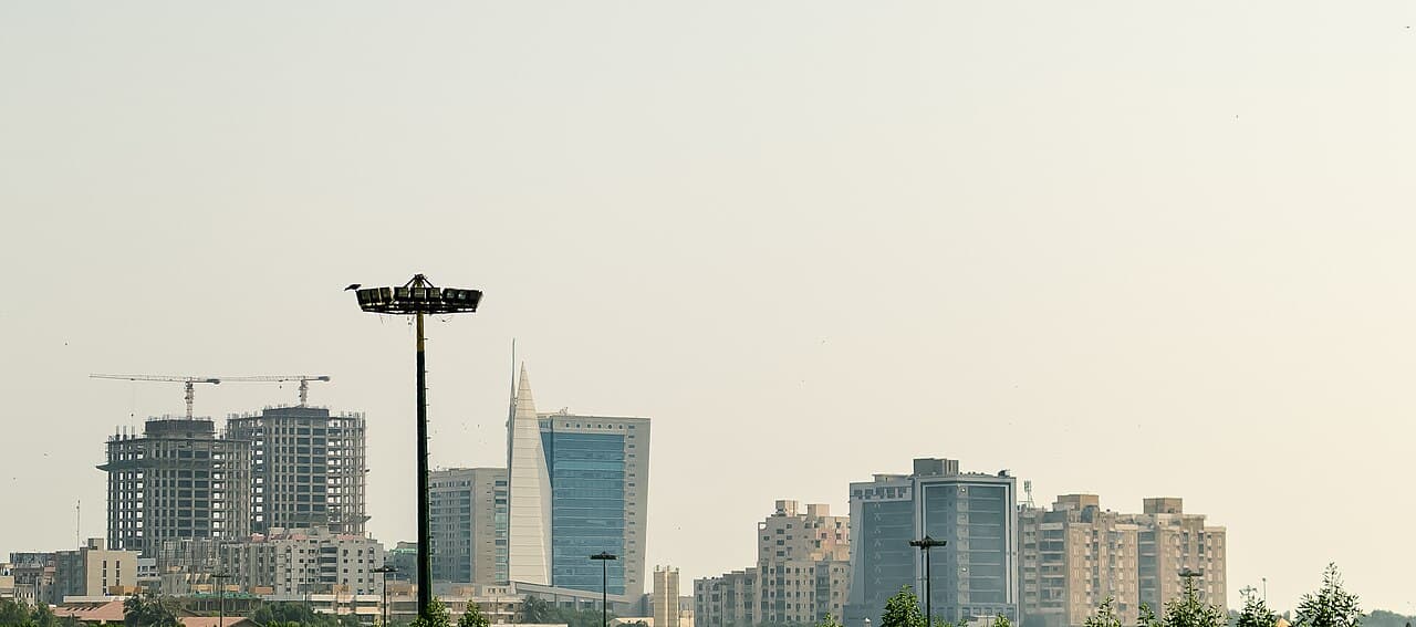 Clifton Karachi ki apartment skyline