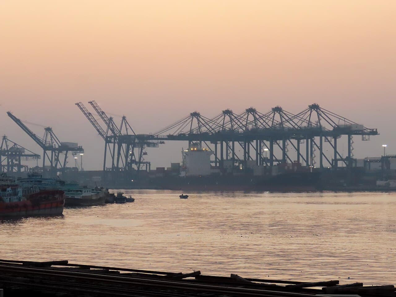 Karachi seaport par container cranes aur pani