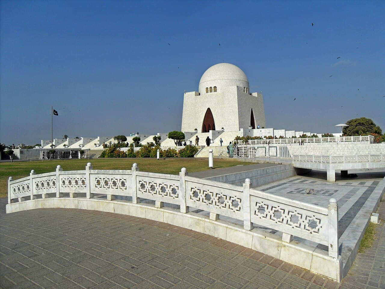 Bagh se nazar aata Mazar-e-Quaid ka safed sang-e-marmar maqbara